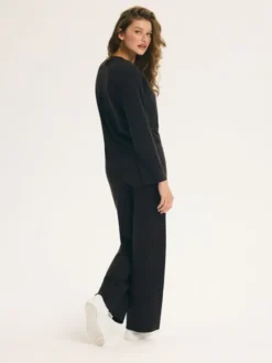 Esotiq Komplet sweter i spodnie materiałowe 46082 Brązowy Regular Fit