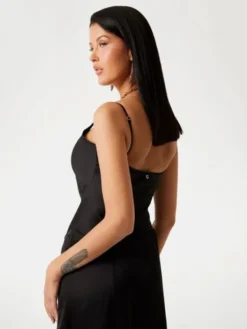 Guess Sukienka codzienna 177729 Czarny Classic Fit