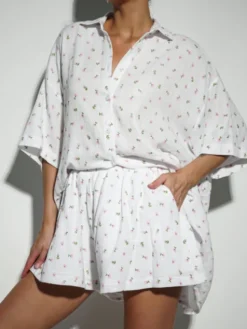 LilaLou Komplet bluzka i spodnie Mila Short Biały Regular Fit